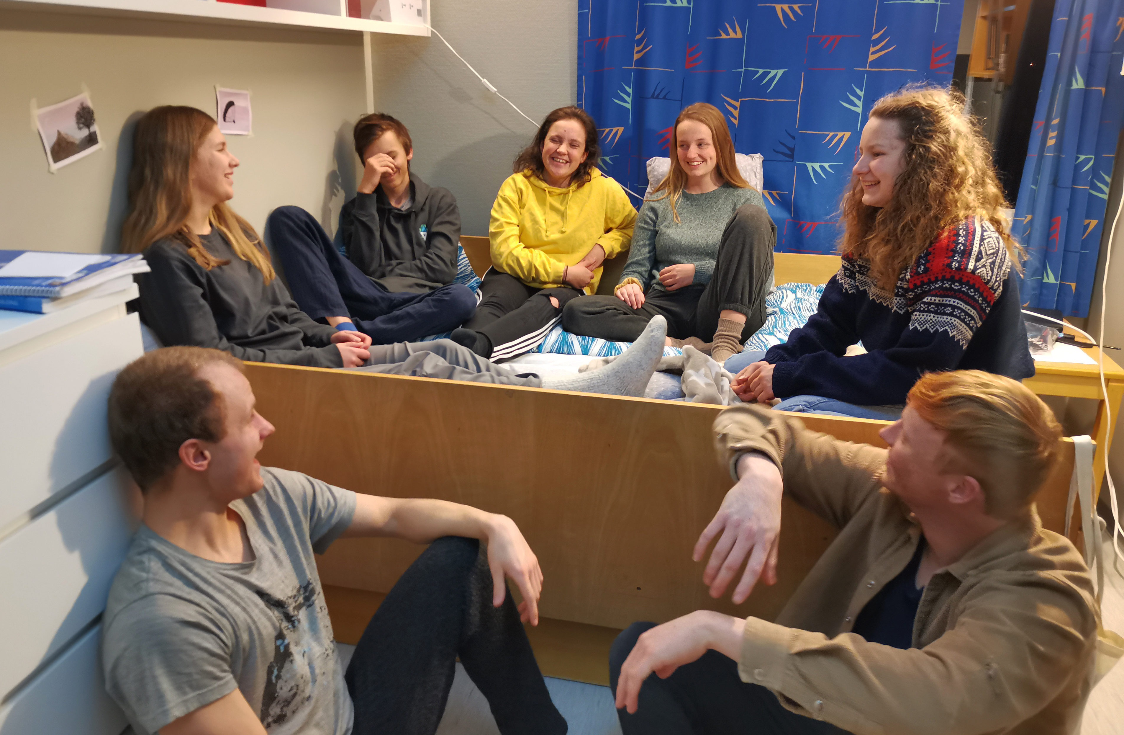 Folkehøgskole er muligheten for å sosialisere, klemme, lære, oppleve, utfordre, le, diskutere – sammen med andre! Bilde: Folkehøgskolen Nord-Norge