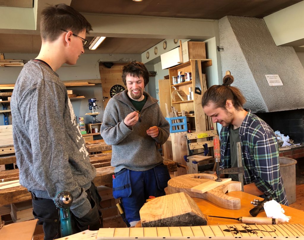 Tre unge menn, håndverkere, bygger, treverk, Fosen folkehøgskole
