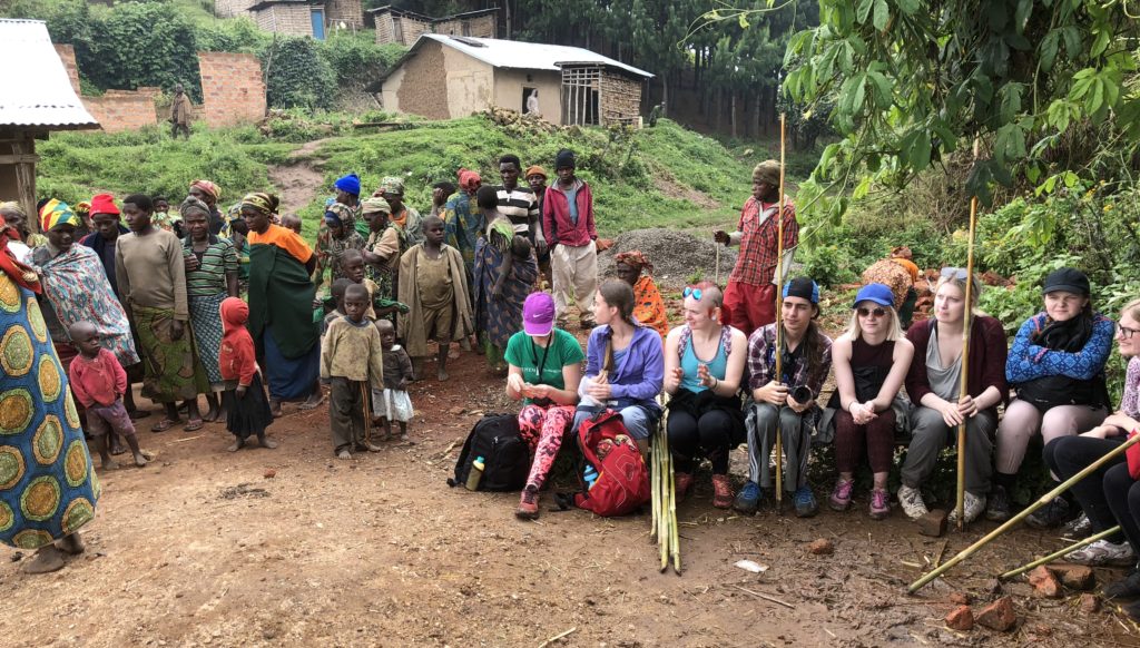 Før økoprosjektet i Kampala var elevene blant annet på besøk hos et urfolk i Uganda