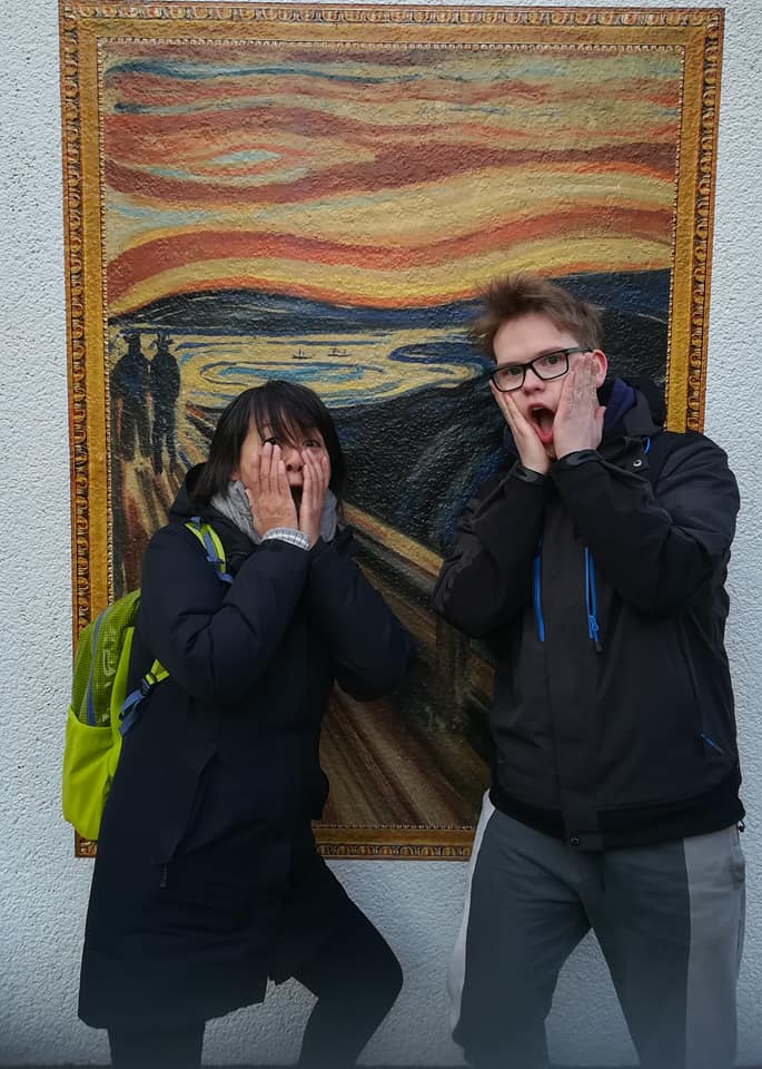 Hiroko og en elev på Backpack Japan på besøk på den norske ambassaden i Japan. 