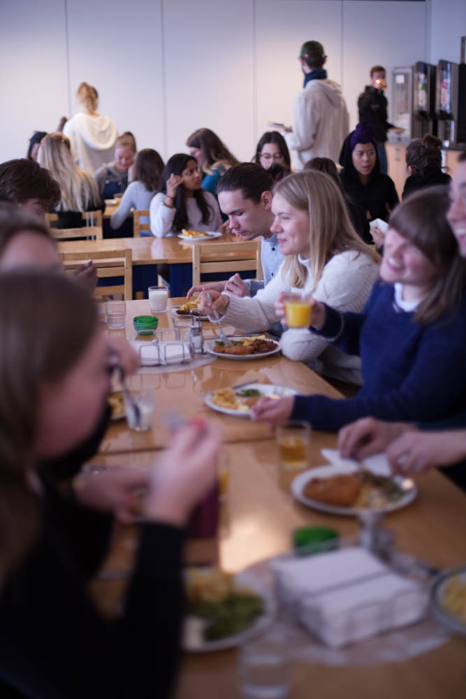 folkehøgskule, matsal, hygge, internat, glede, smil