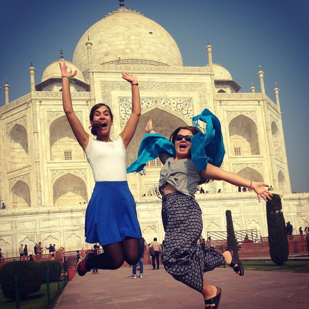 Bilde av to jenter foran Taj Mahal