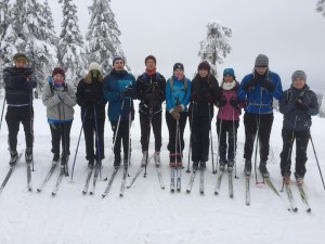 Når det er snø så drar en gruppe elever ut på skitur. 