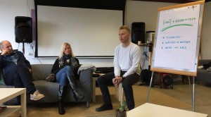 Sveinung Skaalnes fra Hyper Island i Stockholm er på SKAP folkehøyskole for å undervise både elever og det lokale næringslivet i innovasjon og skaperkraft