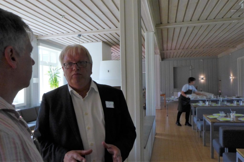 Rektor snakker med en far i matsalen