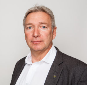 Daglig leder i Folkehøgskolerådet, Øyvind Brandt, er avvisende til Regjeringens idé om at kuttet kan tas utelukkende på kortkurs
