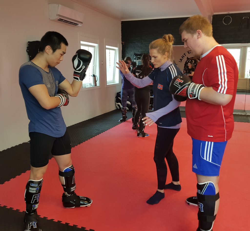 Thea Næss trener kickboksing Skogn folkehøgskole