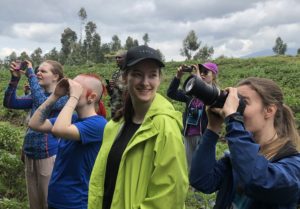 Ylva rakk å få med seg flere aktiviteter før hun skadet kneet. Her er hun på tur i fjellene i Rwanda for å se på aper. Det er Ylva i grønn jakke.