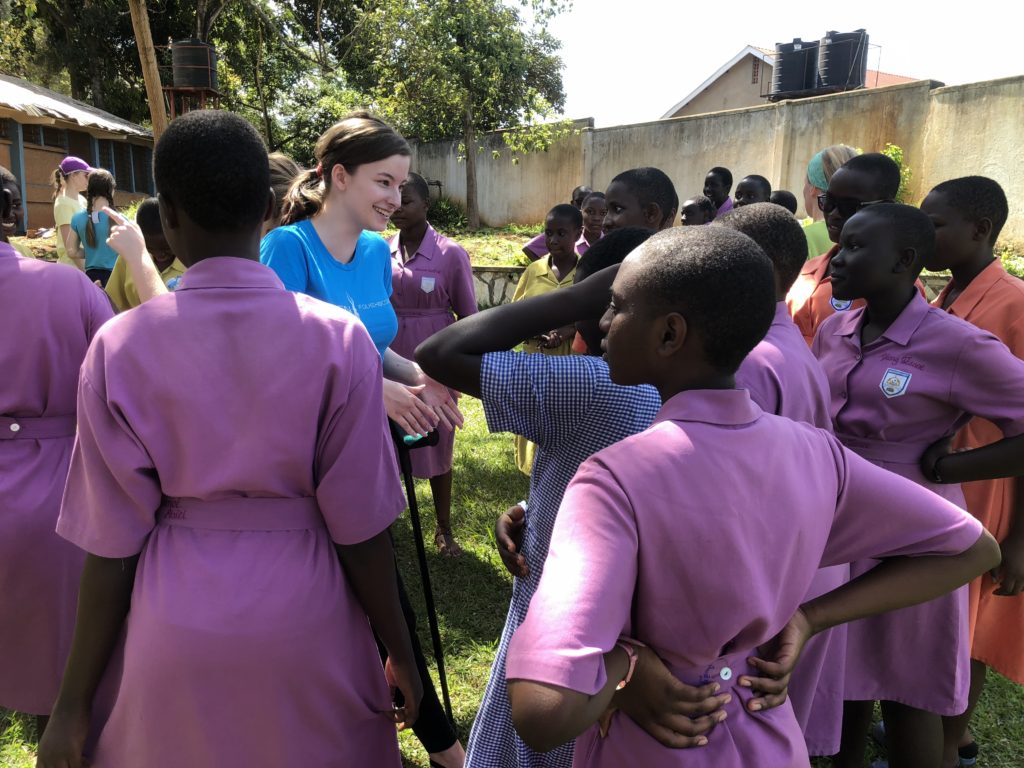 Ylva møtte mange som var nysgjerrige på hvorfor hun gikk med krykker. Her er det fra jenteskolen i Kampala, Uganda, som Toten folkehøgskole hadde et samarbeidsprosjekt med. 