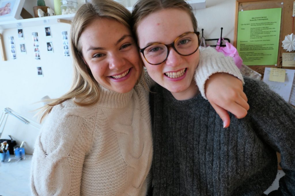 To jenter (19) fra Volda og Bergen som går på Romerike folkehøyskole