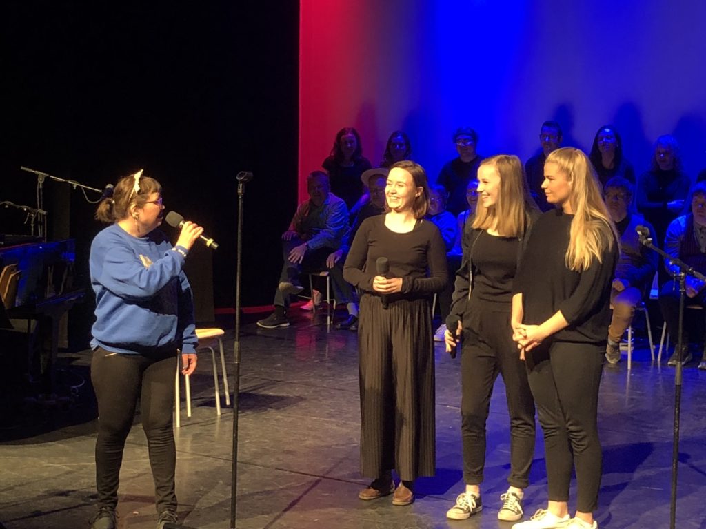 Hanne sang "Lys og varme" sammen med tre elever fra Ringerike folkehøgskole