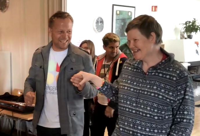 Mann og kvinne som danser på helsedansen