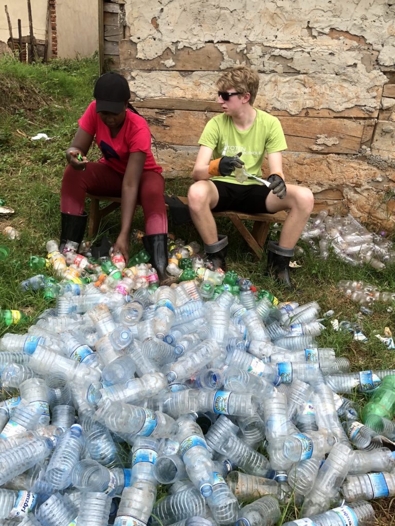Det var store mengder plastflasker som elevene fra Toten folkehøgskole og de lokale skulle rengjøre før de kunne brukes som byggematerialer
