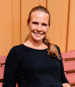 Bildet av Kathrine ute med en gul vegg i bakgrunnen.