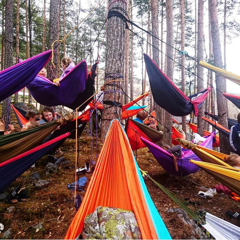hengekøyer i skogen Valdres folkehøgskole