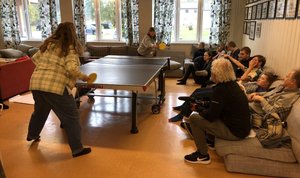 Elevene fra Teaterhøjskolen Rødkilde og Solbakken folkehøgskole slapper av før den store forestillingen.