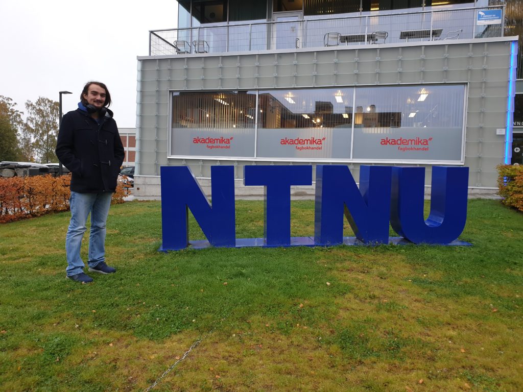 Benjamin student NTNU skilt