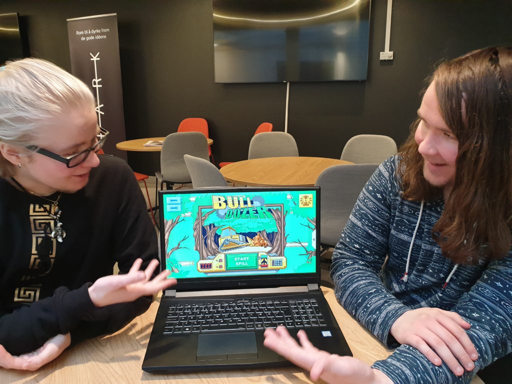 Hauk og Åge sammen med skjermdump av spillet de laget til museet i Holmestrand.