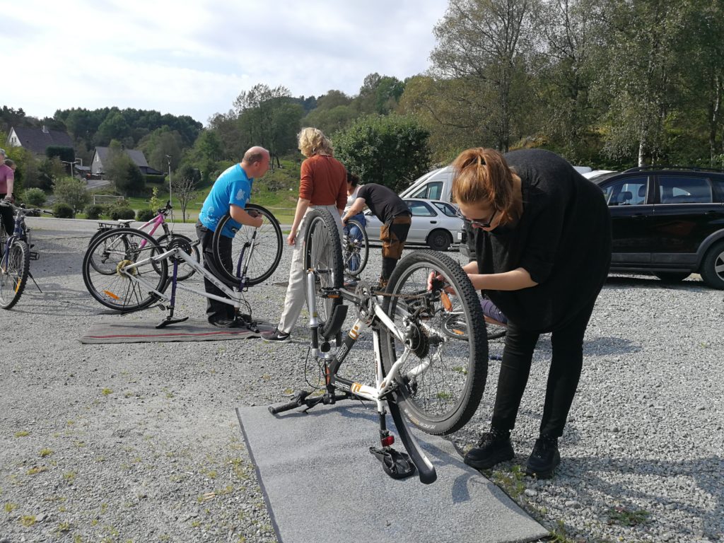 elever bømlo folkehøgskule reparerer sykler