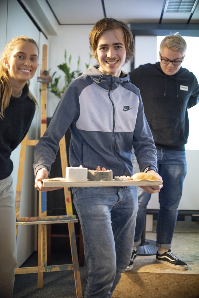 Ole-Kristian Jensenius og Aurora Gytre viser frem ulike skåler laga i forskjellige materialer med skjell. Bilde: Kristin Vold Kelly