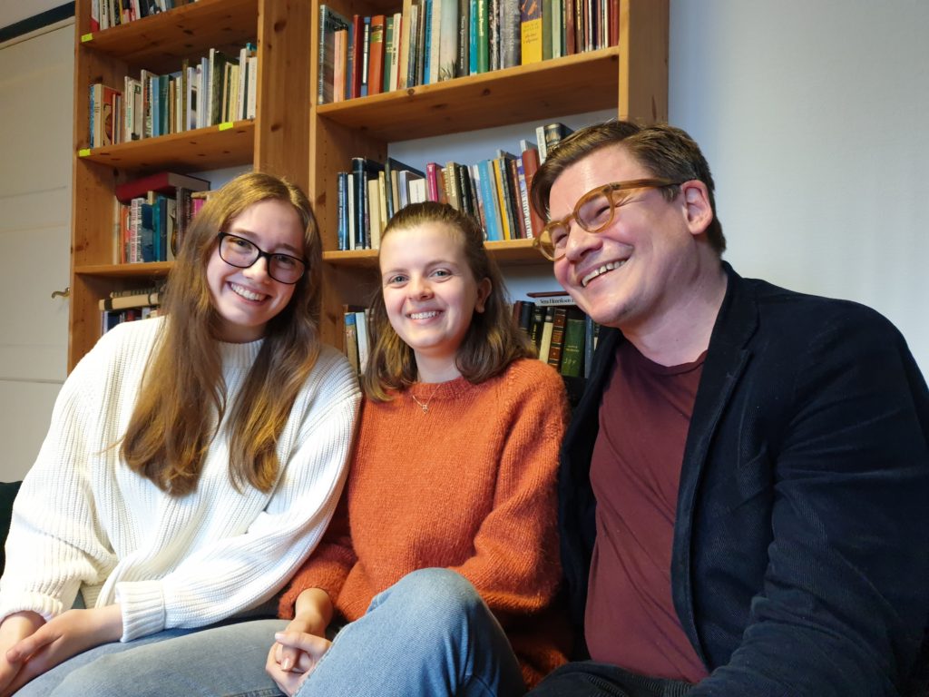 Lærer Bjørn Esben Almaas sammen med elevene Sandra og Maria