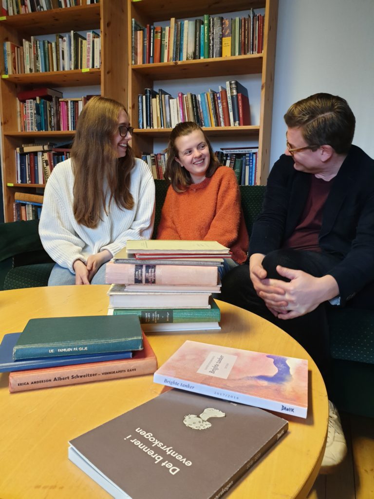 Bøker bibliotek Danvik folkehøgskole Bjørn Esben i samtale med elever