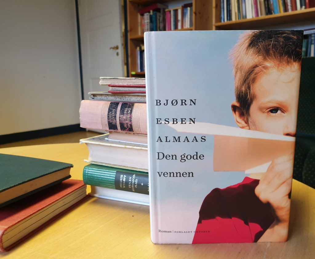 Romanen «Den gode vennen» oppstilt i biblioteket på Danvik folkehøgskole