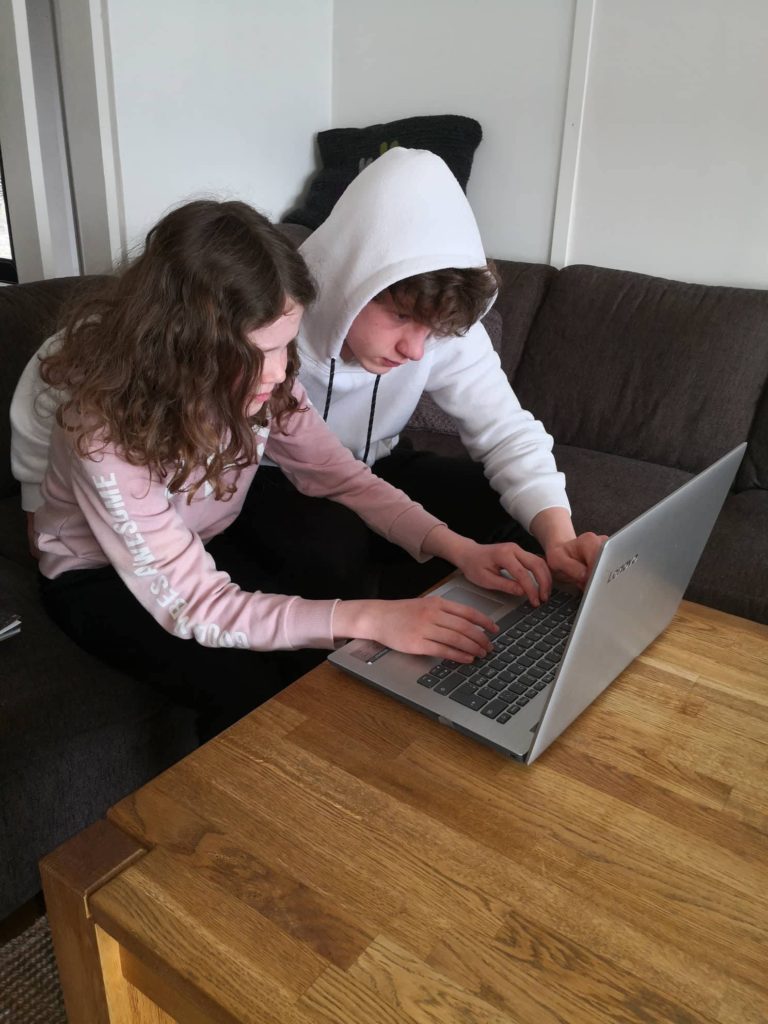 Brage og lillesøster sammen foran pc, leksehjelp
