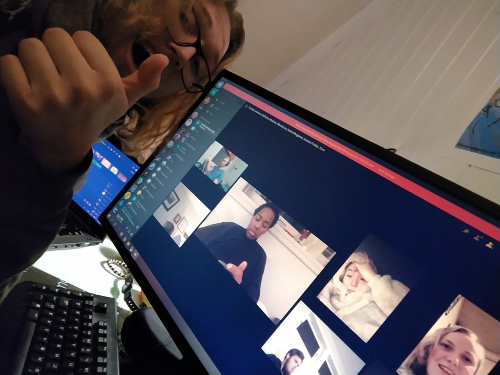 Simon selfie foran skjermen med gruppechat