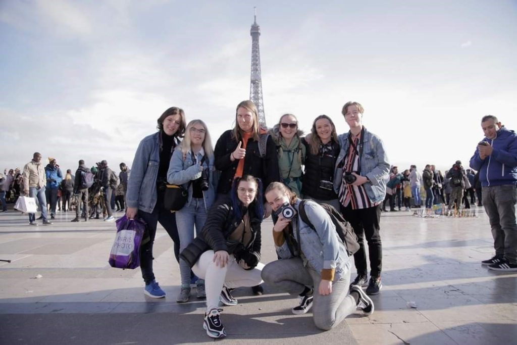 klassebilde i Paris, foran Eiffeltårnet