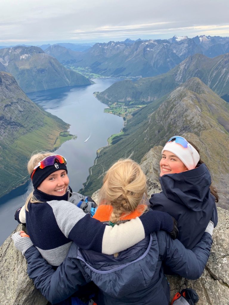 tre elever på toppen av Slogen, med utsikt