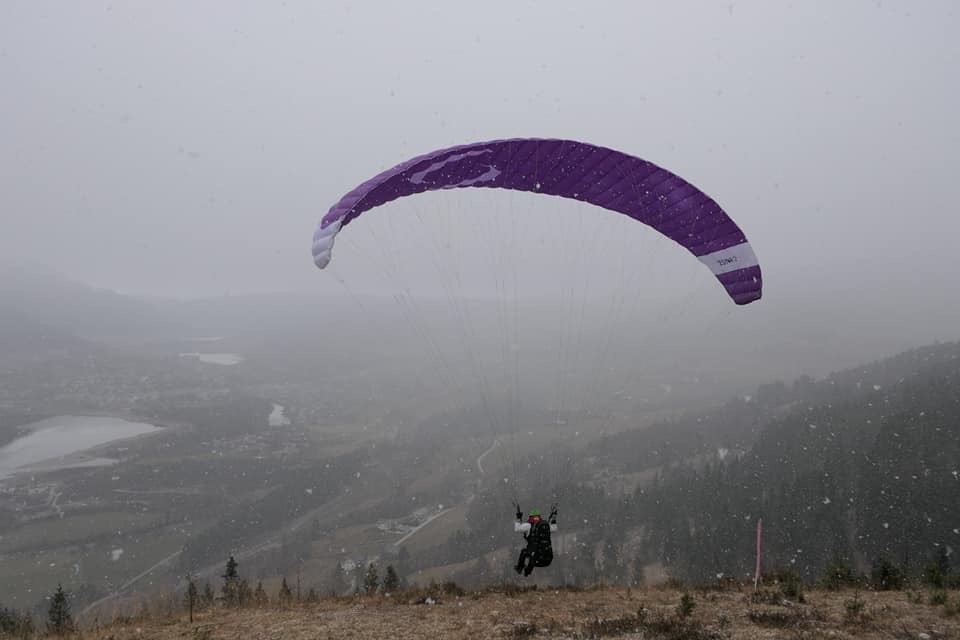 Paraglider, skjerm i lufta, klar for hopp