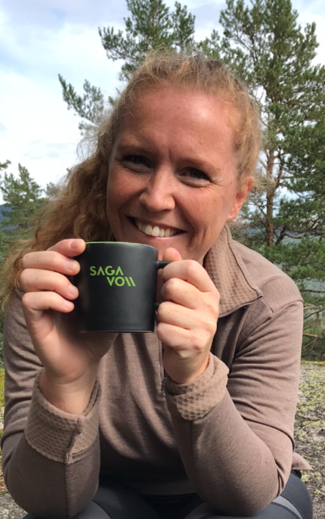 >Portrett Musikklærer Janne med kaffekopp