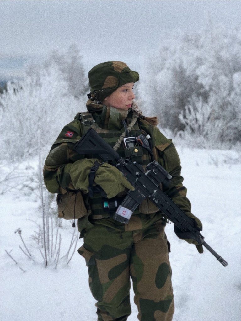 Tanja i militæruniform, portrett, vinter