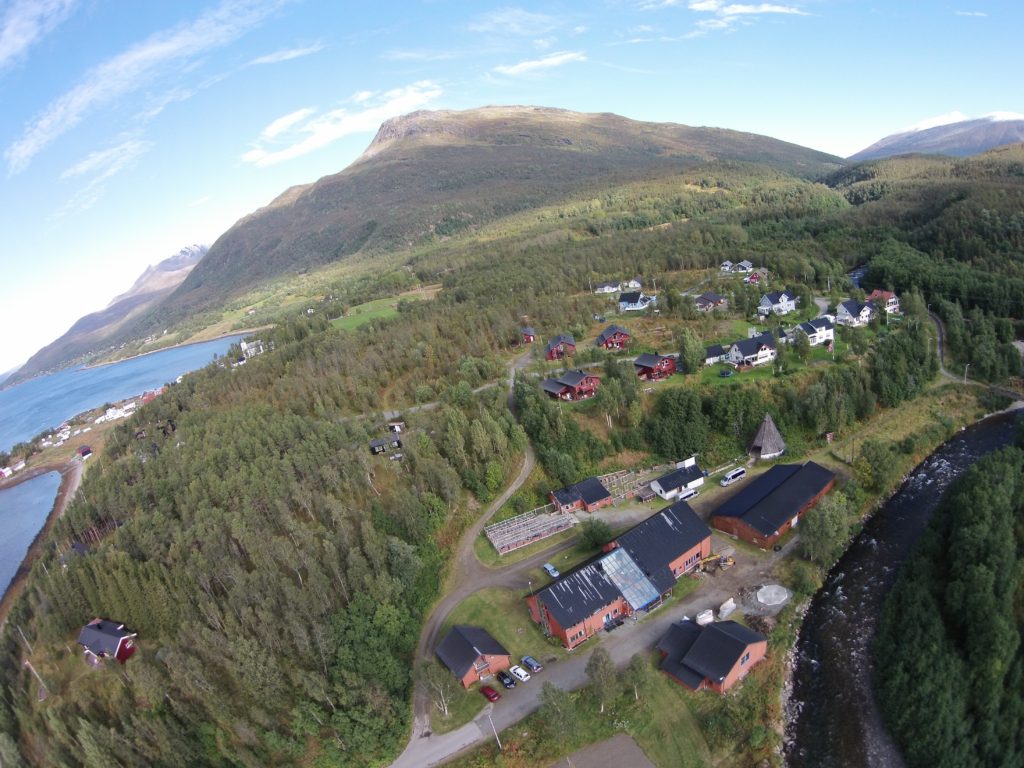 oversiktsbilde Folkehøgskolen 69 grader Nord, fjell og hav