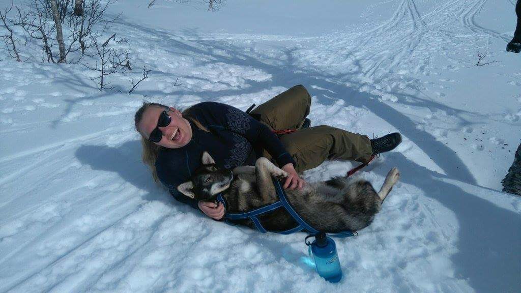 Hilde-Kristin leker med hund i snøen