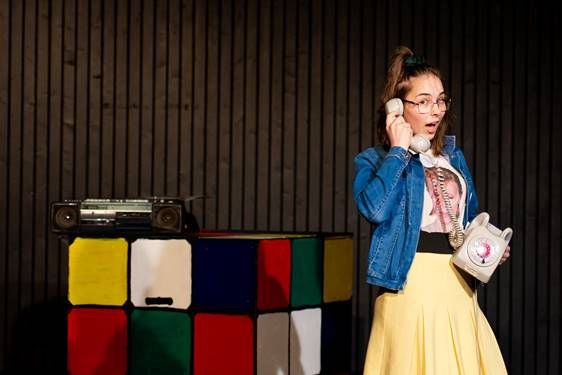 Kajsa på scenen snakker i telefon