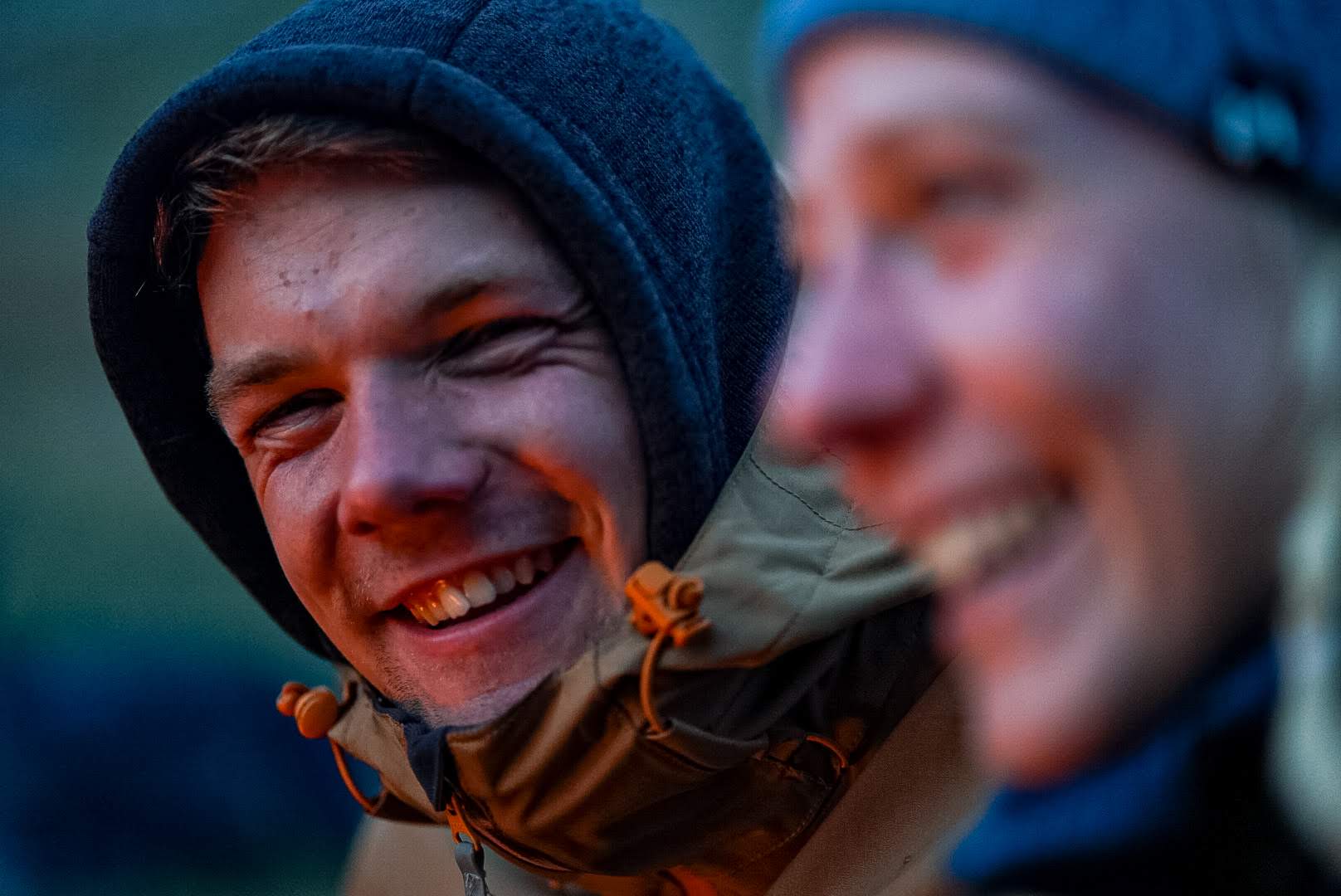En ung mann på tur smiler mot kameraet.