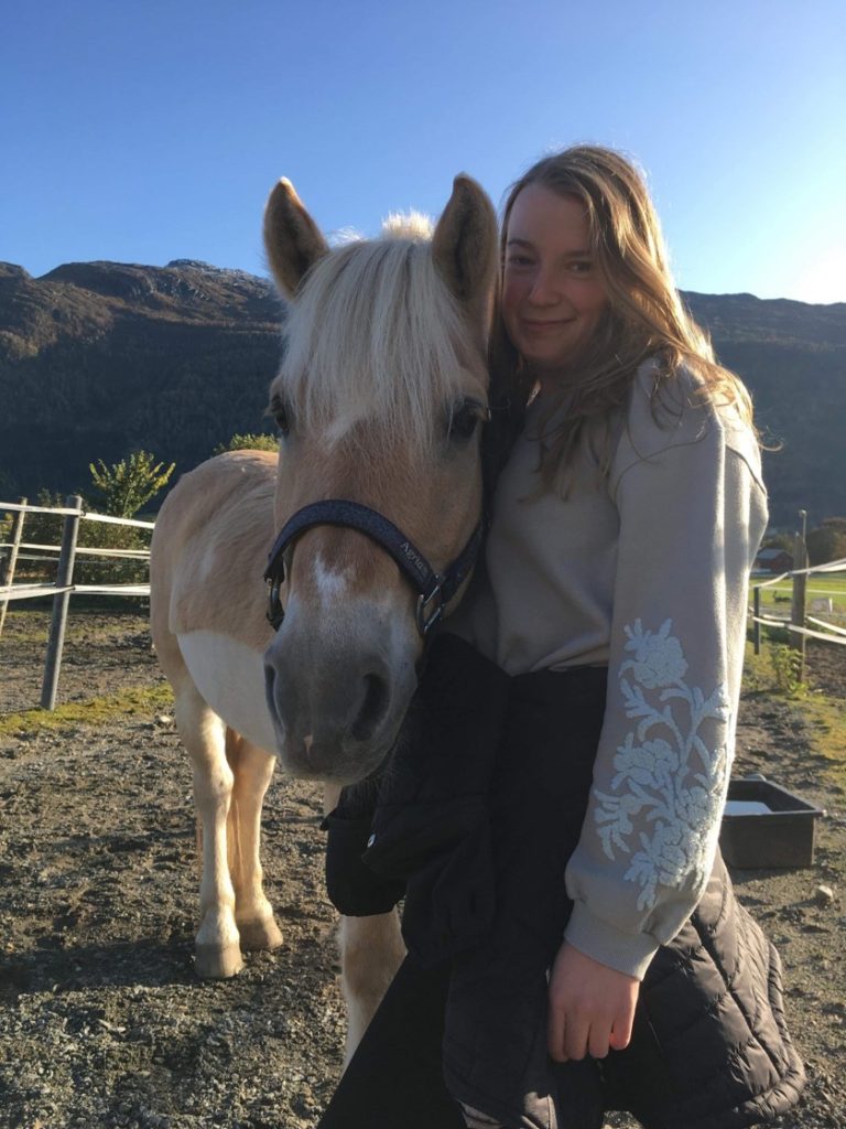Eline og GussGuss, hest