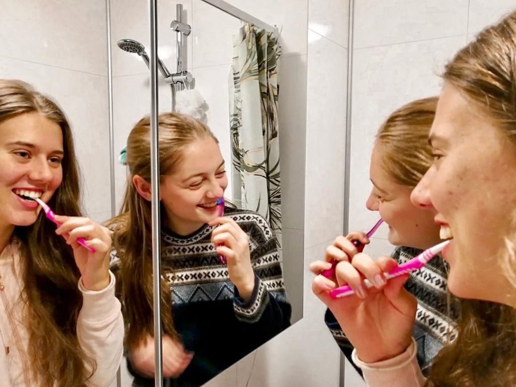Folkehøgskolene er et sosialt skoleslag der selv tannpussen kan tas i fellesskap. Bilde: Bømlo folkehøgskule.