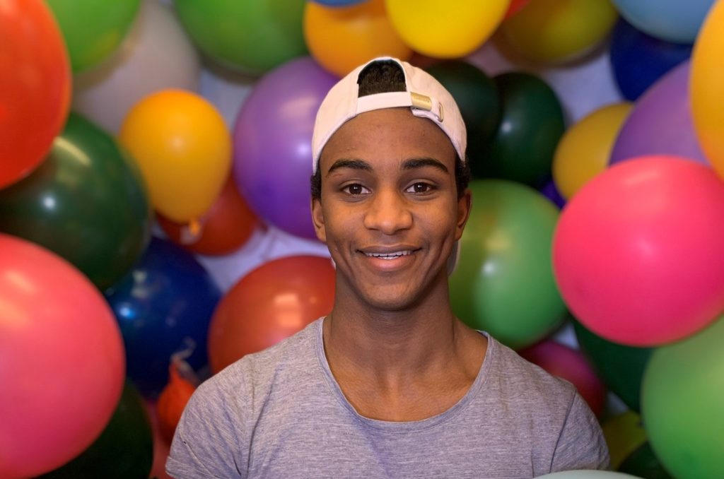 Khalid Mohamed, portrett, ballonger