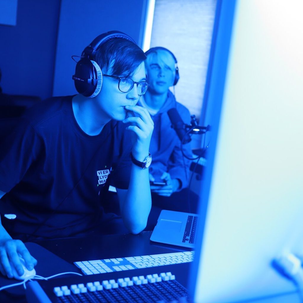 Det er stor variasjon mellom folkehøgskolenes musikklinjer. Her er det elever ved Manger folkehøgskule som er dypt konsentrerte mens de produserer musikk.