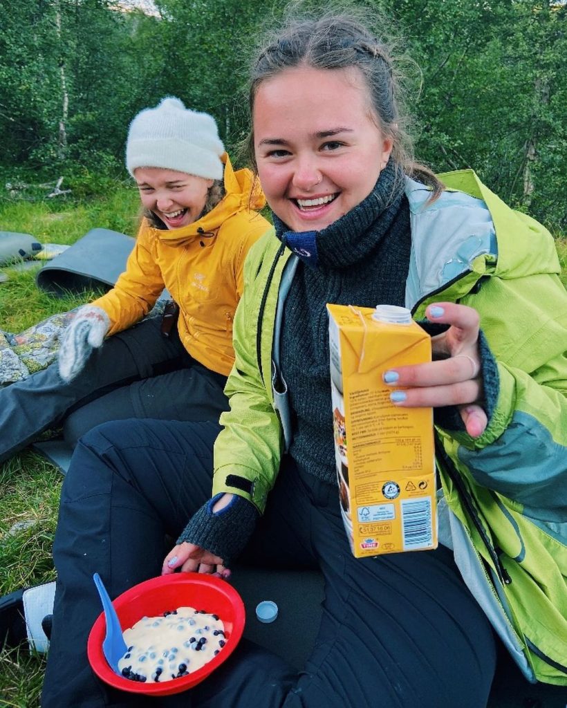 Folkehøgskole er mye fellesskap og samvær. Akkurat det mange ungdommer trenger nå! Bilde: @tonehun, Nordfjord folkehøgskule