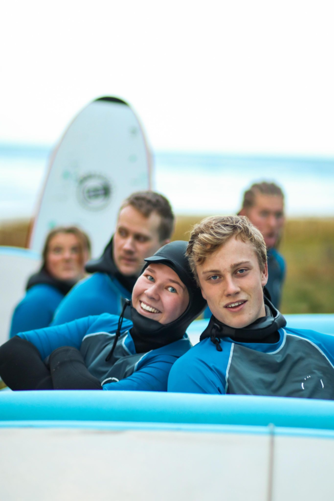 surfing, elever Sogndal folkehøgskule, våtdrakter