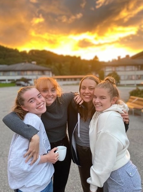 Fire elever, Fredly folkehøgskole, gruppeklem