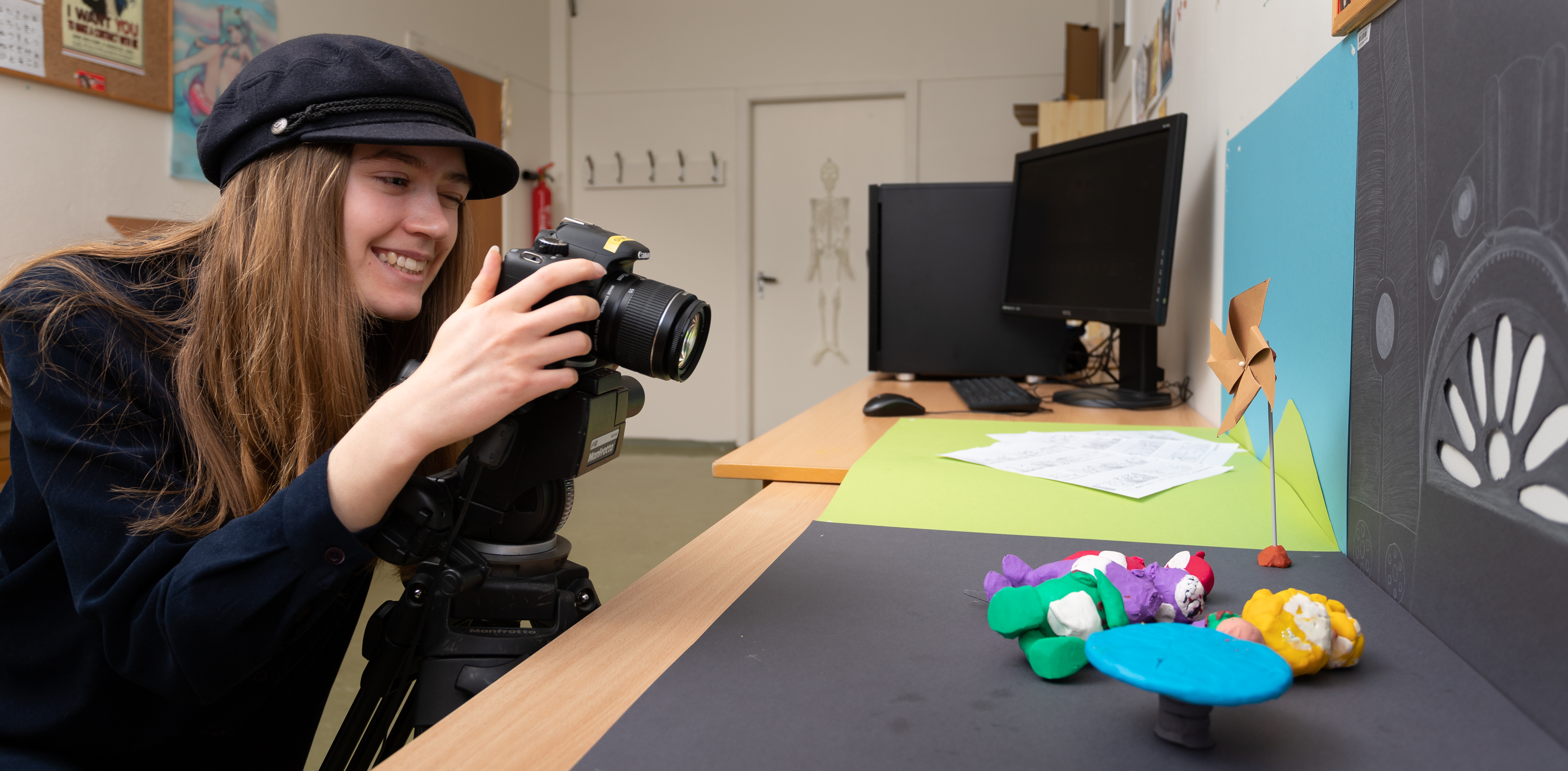 Man får jobbe praktisk med oppgavene på folkehøgskole. Her er det elever på animasjonslinjen på Møre Folkehøgskule som filmer en animasjonsfilm.