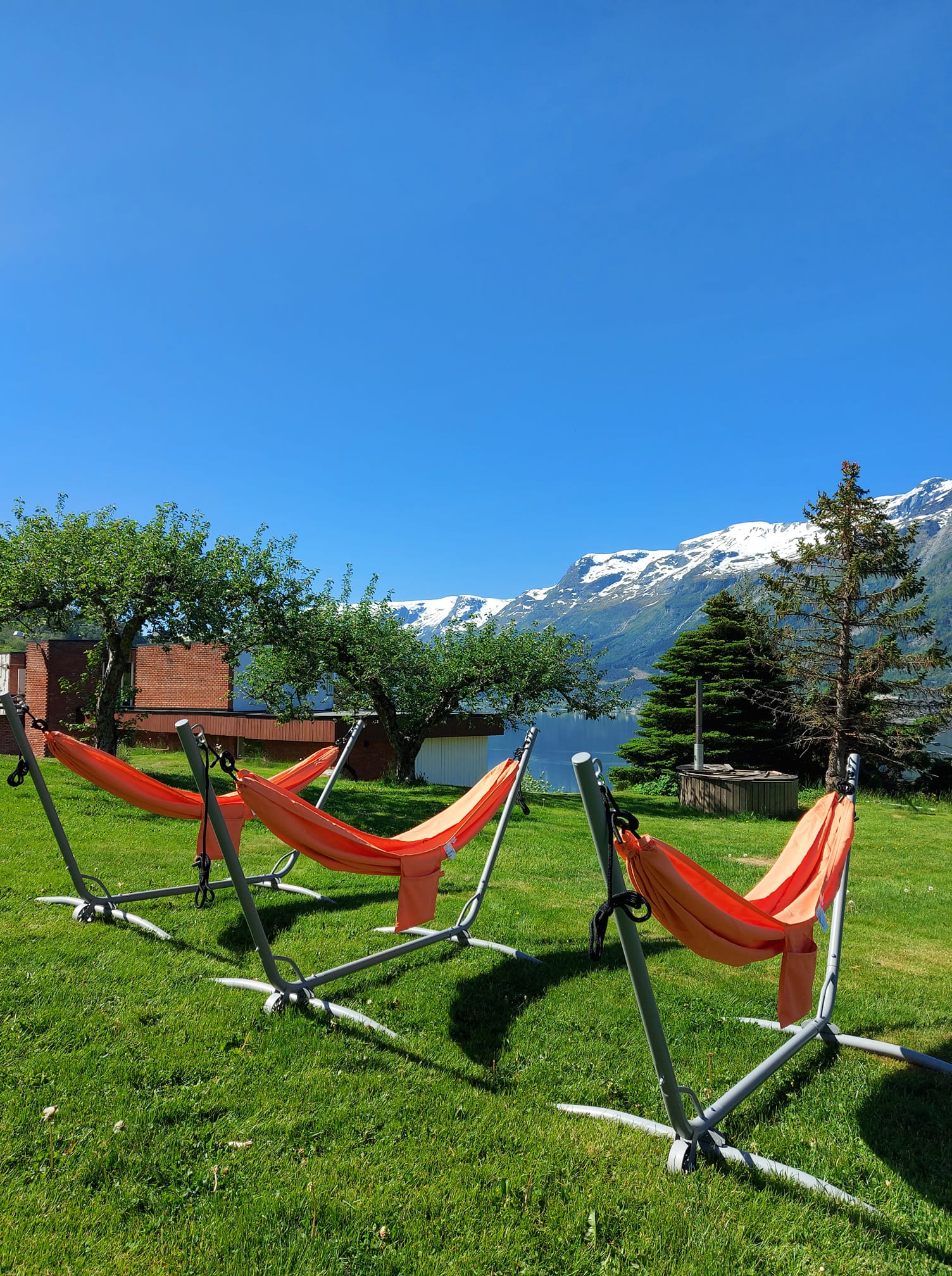En tur i hengekøya etter en dag i fjellet - lev livet på Hardanger folkehøgskule