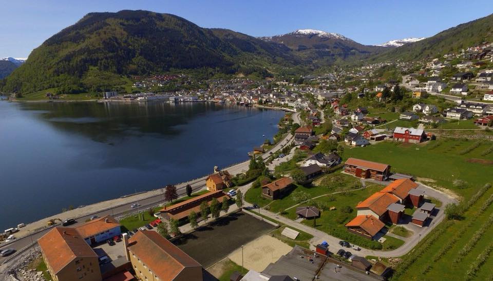 Sogndal folkehøgskule ligger sentralt i Sogndal og med bademuligheter rett utenfor døren