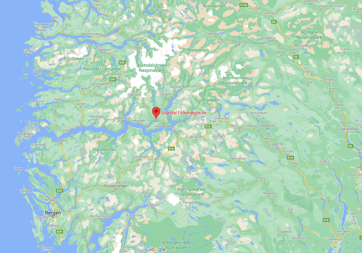 Sogndal folkehøgskule ligger midt i hjertet av Norge med fjell og fjord som nærmeste nabo