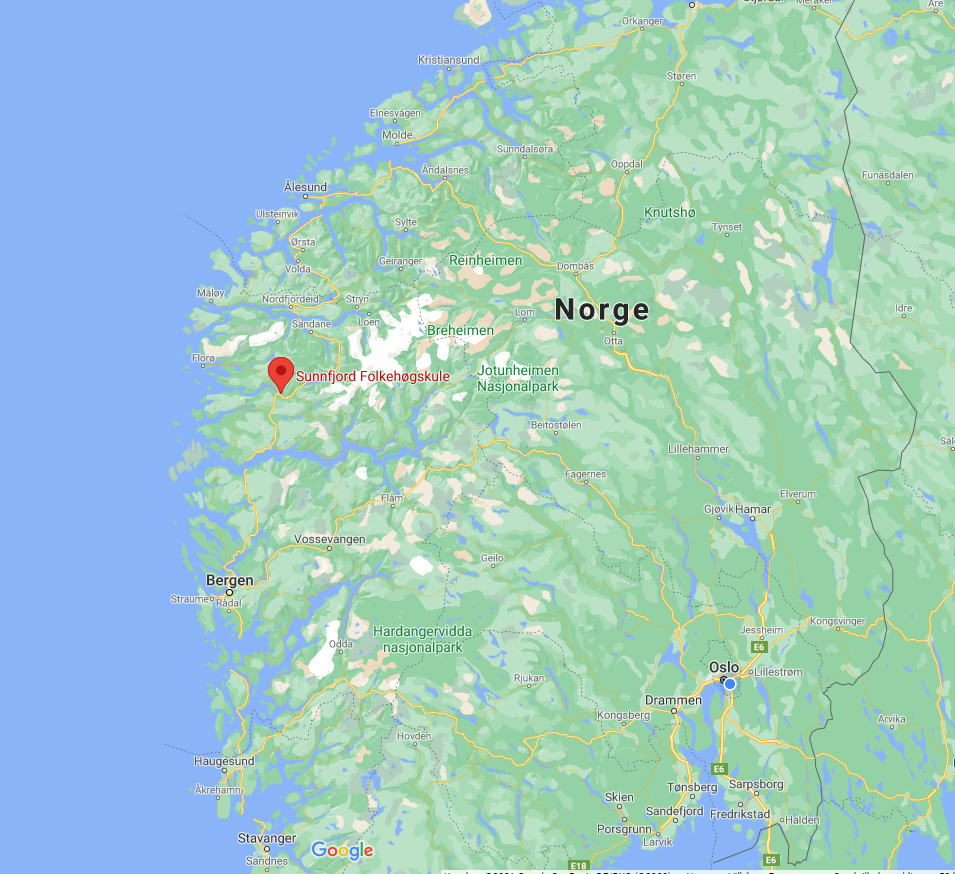 Sunnfjord folkehøgskule ligger i Førde med fjord og fjell så langt øyet rekker